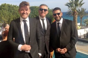 Wayne, a la izquierda, su amigo Pedro Asensio y su hermano Jason, en El Parador