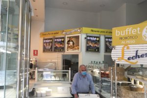 Joaquín sánchez,   en su lechería de la Puerta Purchena.