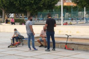 La patrulla de paisano está inspeccionando establecimientos públicos, zonas comerciales y parques