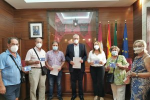 Presentación de la nueva tarjeta de transportes de Vera en el Ayuntamiento.