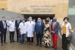 Autoridades provinciales y sanitarias en una visita reciente al Hospital Torrecárdenas. L