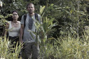 Clarice Alves y Carlos Urrutia en un fotograma de Urubú, ópera prima de Alejandro Ibáñez Nauta.