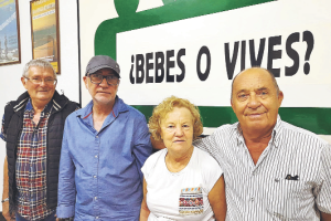 Ramón Fernández Quijano (con gorra) junto a Rafael, Mari Carmen y Genaro, monitores voluntarios de ARA.