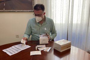 El alcalde junto a los varios lotes adquiridos por el Consistorio de Berja.