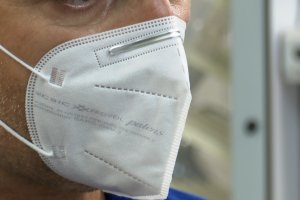 Un hombre con una mascarilla.