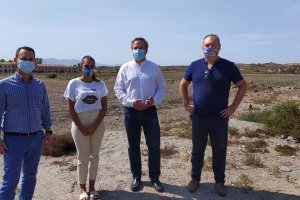 Autoridades políticas durante la visita.