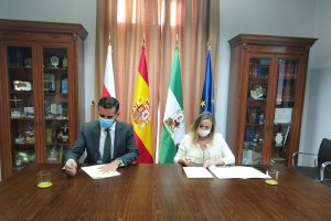 Firma de la carta por parte del alcalde y la consejera
