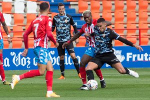Samú Costa controla el balón en un lance del Lugo-UD Almería.