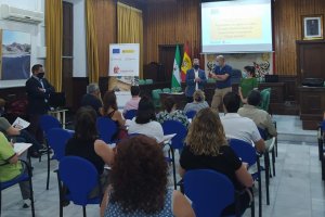 Alcalde y concejal en una jornada con la participación de comercios y empresas.