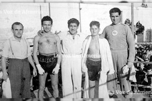 Juan Cid Miralles, ‘Juanito Cid’,  con su elegante batín blanco, todo un lujo para la época, en uno de los combates que disputó.