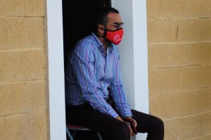 Mohamed El Assy viendo a los canteranos en la Vega de Acá.