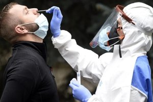 Realización de PCR a un paciente.