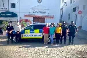 Dirigentes municipales con el nuevo vehículo.