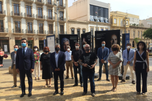 Investigadores y autoridades posan junto a la exposición en Puerta de Purchena.