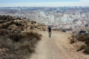 Un ciclista en el camino viejo de Enix, en una imagen de archivo.