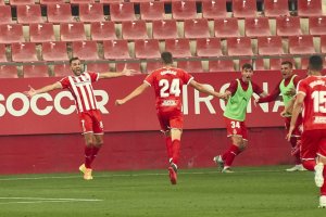 Stuani celebrando un gol contra el Almería en el Play Off.