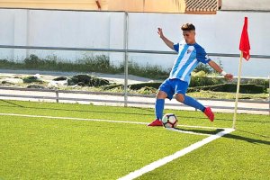 El extremo formado en el Almería lanzando un corner.