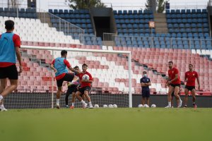 El Almería sigue entrenando para recibir al líder Sporting.