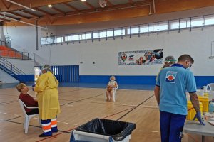 Vecinas atendidas durante el test por los profesionales sanitarios.