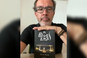 Tote de Simón con un ejemplar de su primer libro editado, El blues del Bayanna.