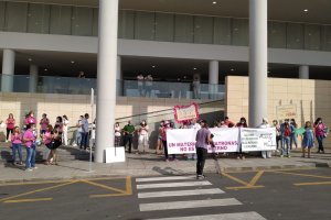 Concentración de las matronas a las puertas del Materno Infantil.
