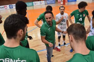 Manolo Berenguel hablando con sus jugadores.