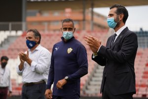 Fernández-Pacheco aplaudiendo a la plantilla ante de su estreno en casa.