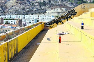 Pintadas y restos  de botellones forman parte del abandonado paisaje del Mesón Gitano, donde hay cuevas que se han vuelto a llenar de miseria.