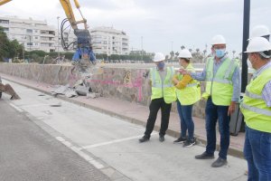 El alcalde de Adra visitando la zona para conocer el estado de las obras.