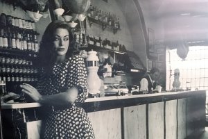 La modelo  alemana en la barra de Casa Puga  y al fondo el camarero Juan Martínez.