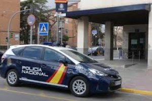 Detienen a cuatro personas y multan a otras 200 que celebraban una fiesta en una casa en Aravaca, Madrid.