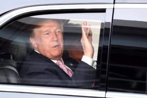 Trump saluda desde el interior de su vehículo, en una imagen de archivo.