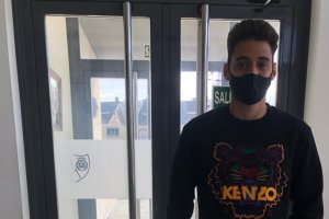 Iván Martos en las oficinas del Rayo Vallecano.