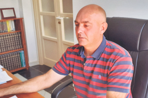 Gabriel Magán, alcalde de Felix, en su despacho.