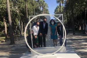 Representantes de ‘la Caixa’ y el Ayuntamiento, durante la inauguración, en una de las maquetas a escala real.