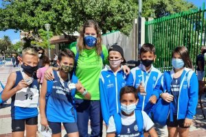 Foto de familia con los deportistas almerienses.
