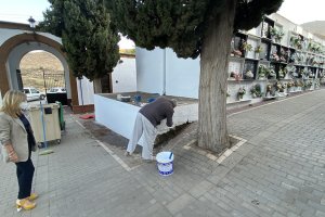 Se están realizando trabajos de pintura en todo el recinto.