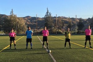 Capitanes y colegiados antes del partido en Cantoria.