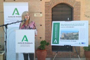 La consejera de Cultura y Patrimonio Histórico, esta mañana en la Alcazaba de Almería.