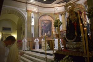 El obispo, ante la titular mariana del Santo Sepulcro.