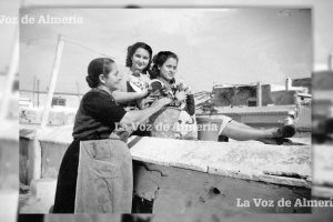 Las mujeres subían al terrado a tender y a regar las macetas, mientras que las muchachas tomaban el sol sin destaparse demasiado.