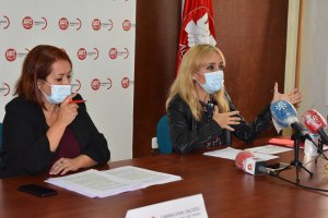 Carmen Vidal junto a Carmen Castilla en una rueda de prensa este miércoles.