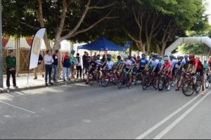 Los corredores listos para tomar la salida.