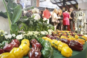 Expositor de pimiento en una feria.