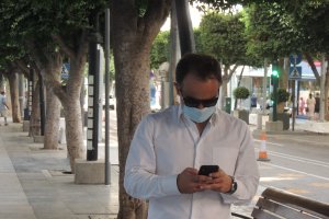 João Gonçalves tiene una agenda de teléfonos con los mejores representantes.