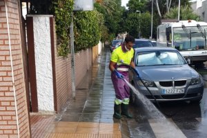 Un operario municipal en labores de limpieza.