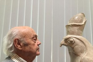 Gonzalo Hernández Guarch, G.H. Guarch, (Barcelona, 1945) es un narrador de éxito desde su residencia en Almería para todo el mundo.