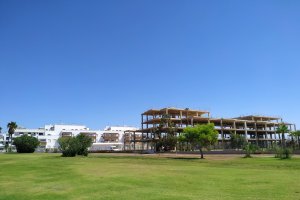 Vista de las viviendas de El Toyo en las cercanías del campo de golf