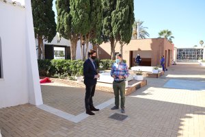 El alcalde de El Ejido y el edil de Obras Públicas en uno de los cementerios municipales.
