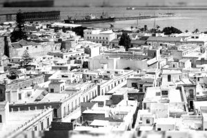 En el entorno de la calle de la Reina destacaba el edificio del cine Roma, en cuya azotea se instaló la terraza Roma.